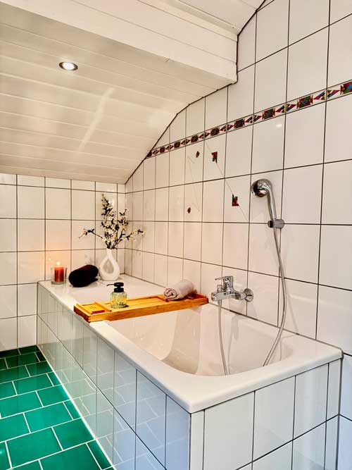 Badezimmer Ferienwohnung Haus Bergharmonie Tschagguns Montafon – modernes Bad mit separater Dusche und Badewanne