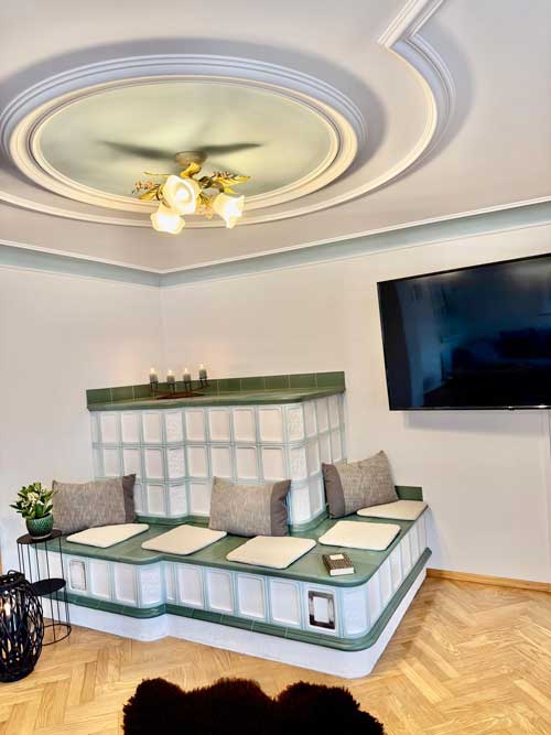 Haus-Bergharmonie-Wohnzimmer-Kachelofen