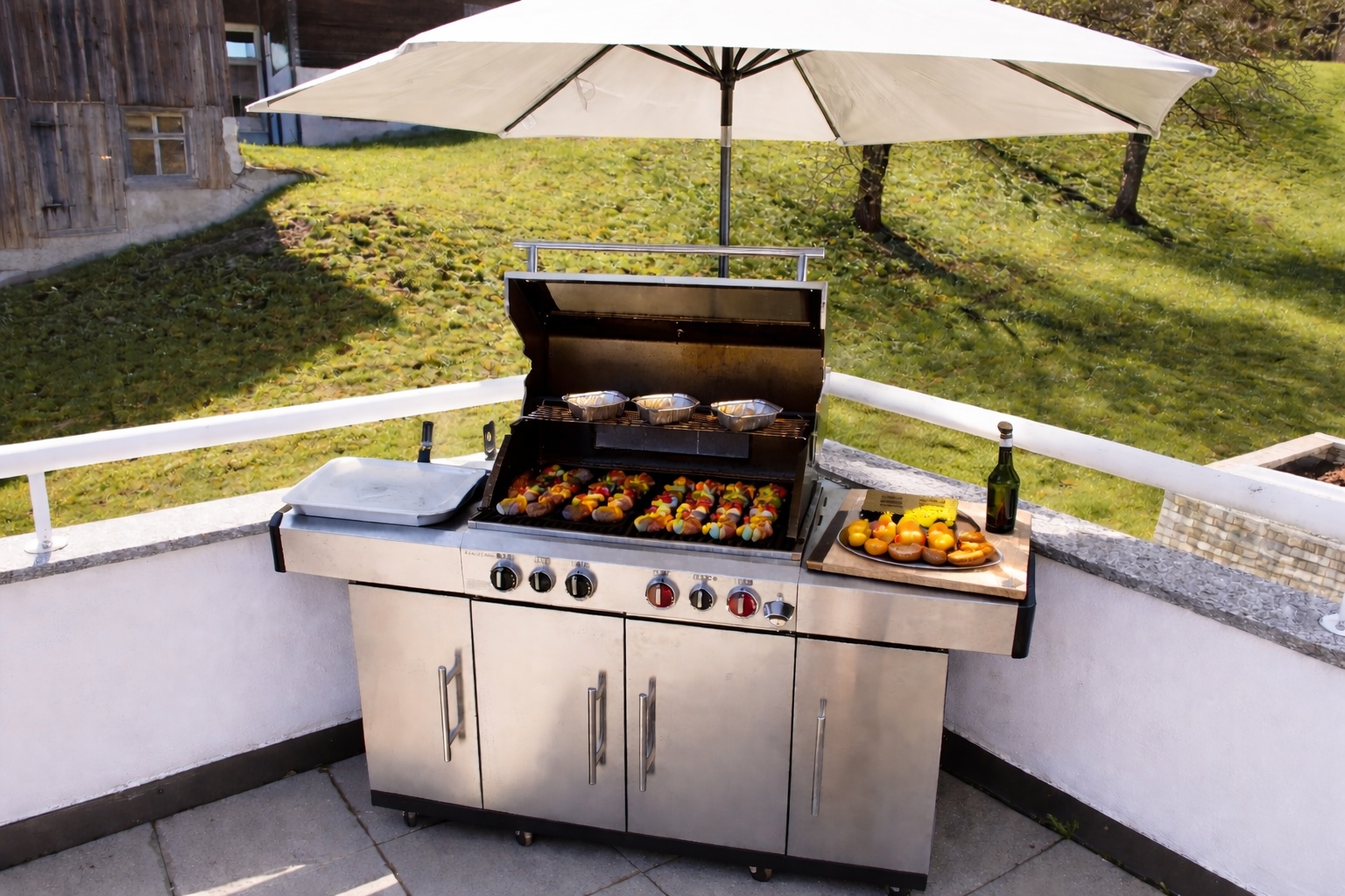Großer Gasgrill auf der Terrasse der Ferienwohnung Haus Bergharmonie Montafon – beladen mit Grillspießen und Gemüse