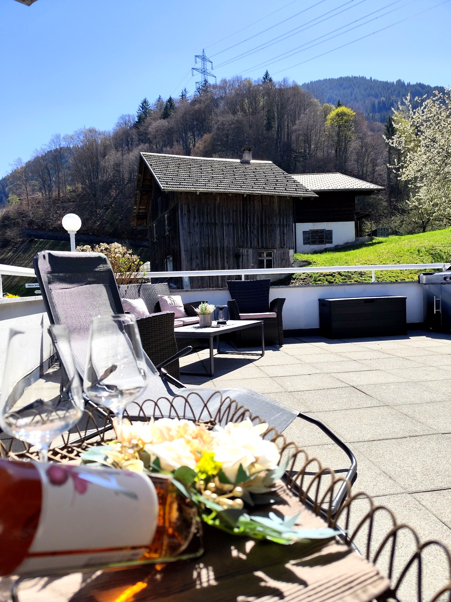 Terrasse der Ferienwohnung Haus Bergharmonie Montafon – Aperitif auf der Sonnenliege mit Blick auf die Vorarlberger Bergwelt