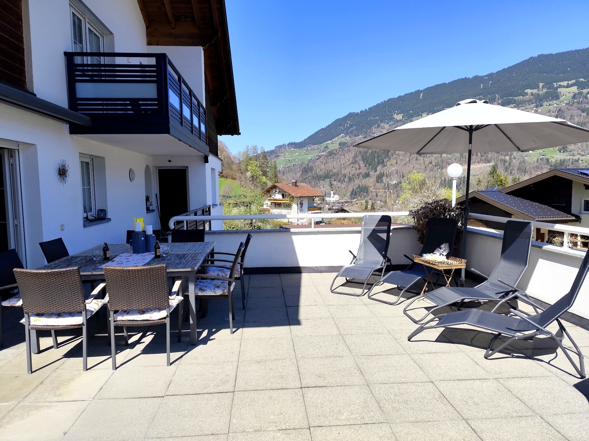 Großzügige Terrasse der Ferienwohnung Haus Bergharmonie Tschagguns – Essbereich, Liegestühle und Bergblick im Montafon