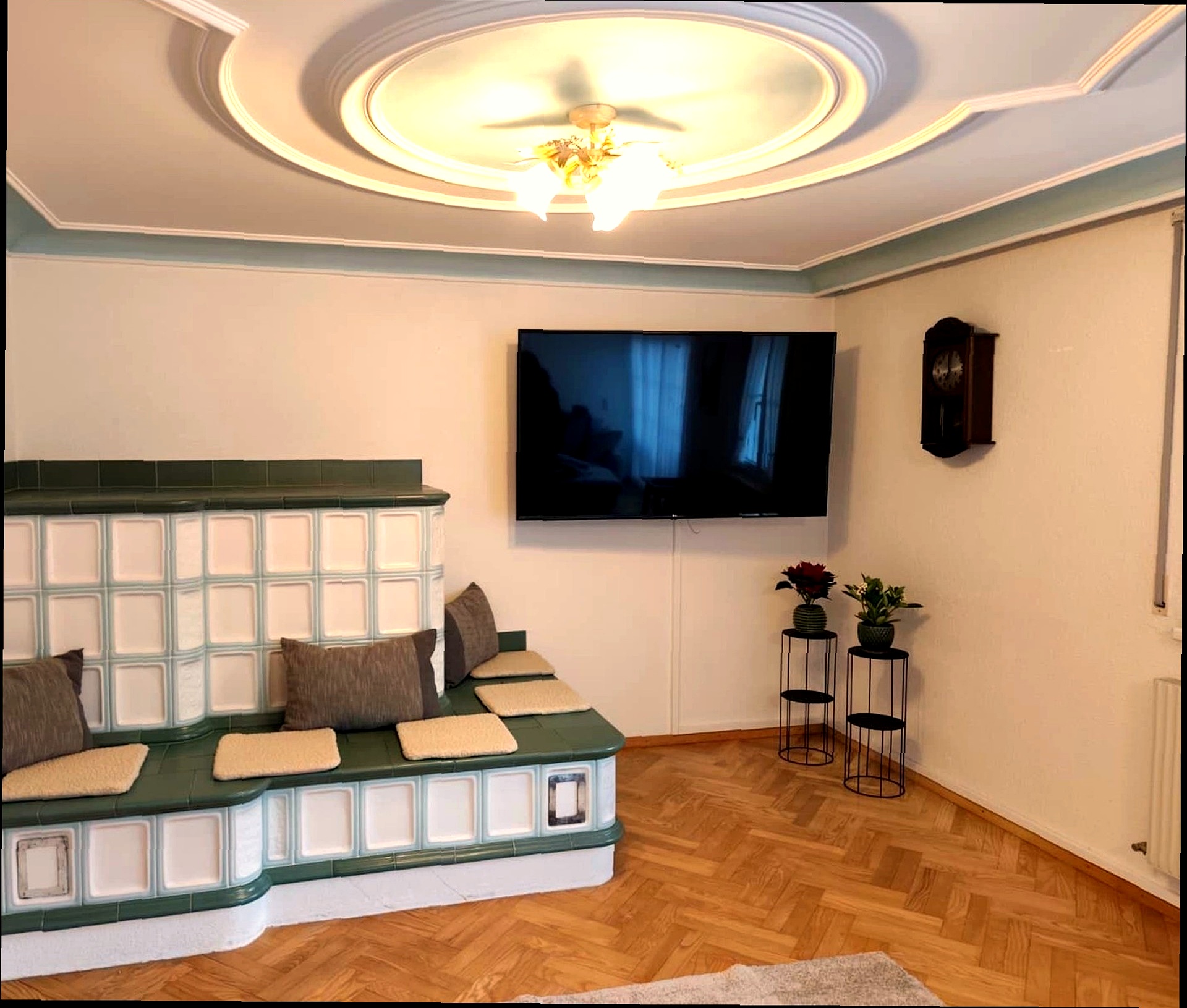 wohnzimmer-kachelofen-haus-bergharmonie-montafon