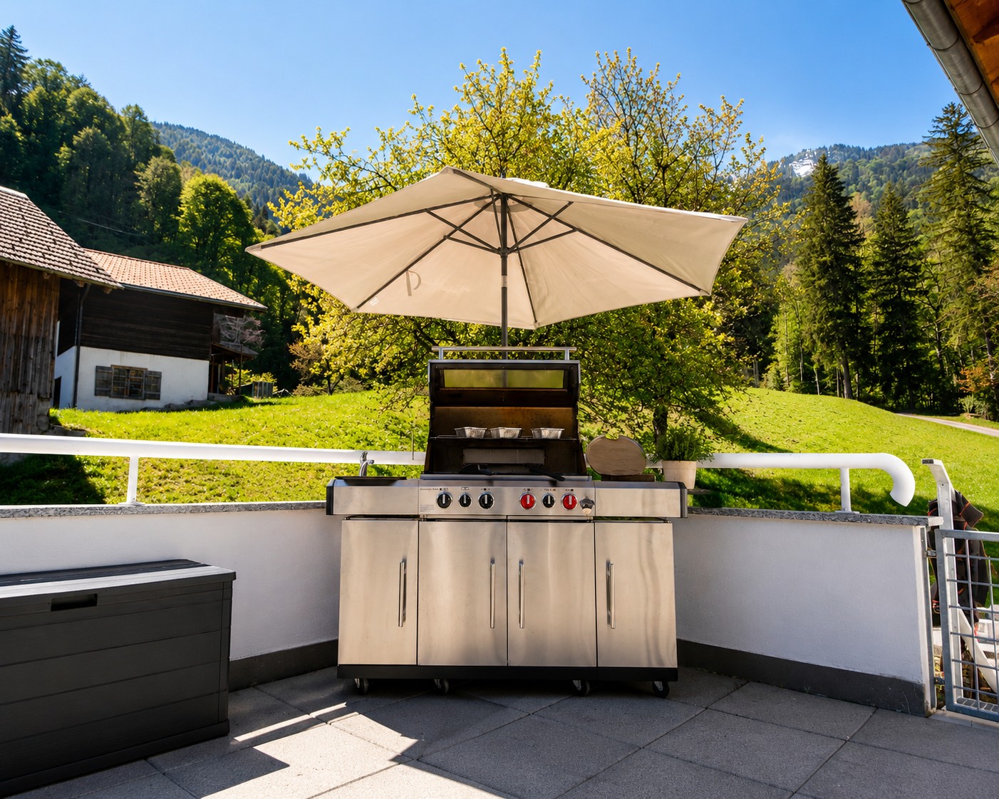 haus-bergharmonie-terrasse-gasgrill-bergblick-montafon
