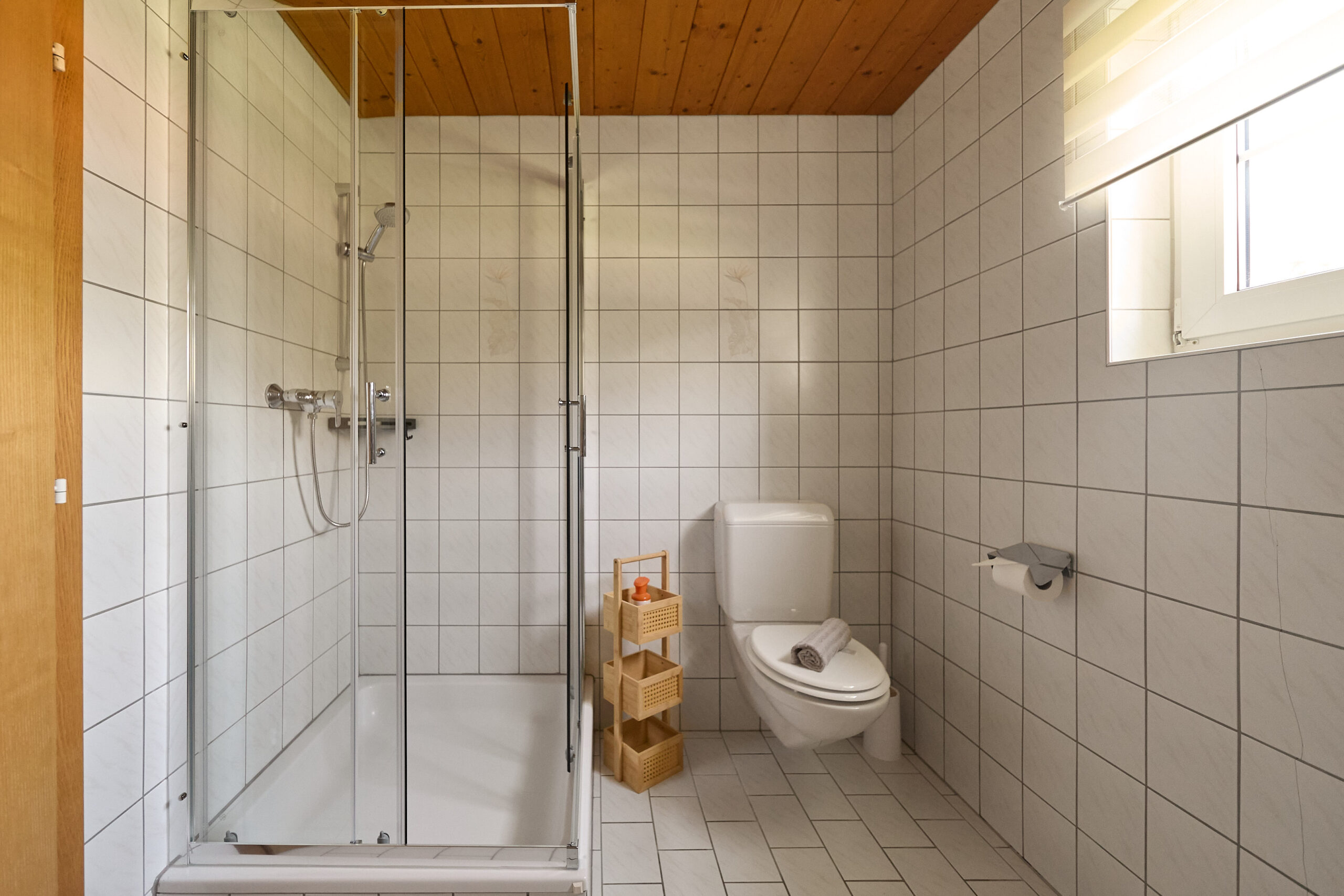 badezimmer-dusche-wc-garten-appartement-haus-bergharmonie-tschagguns-montafon