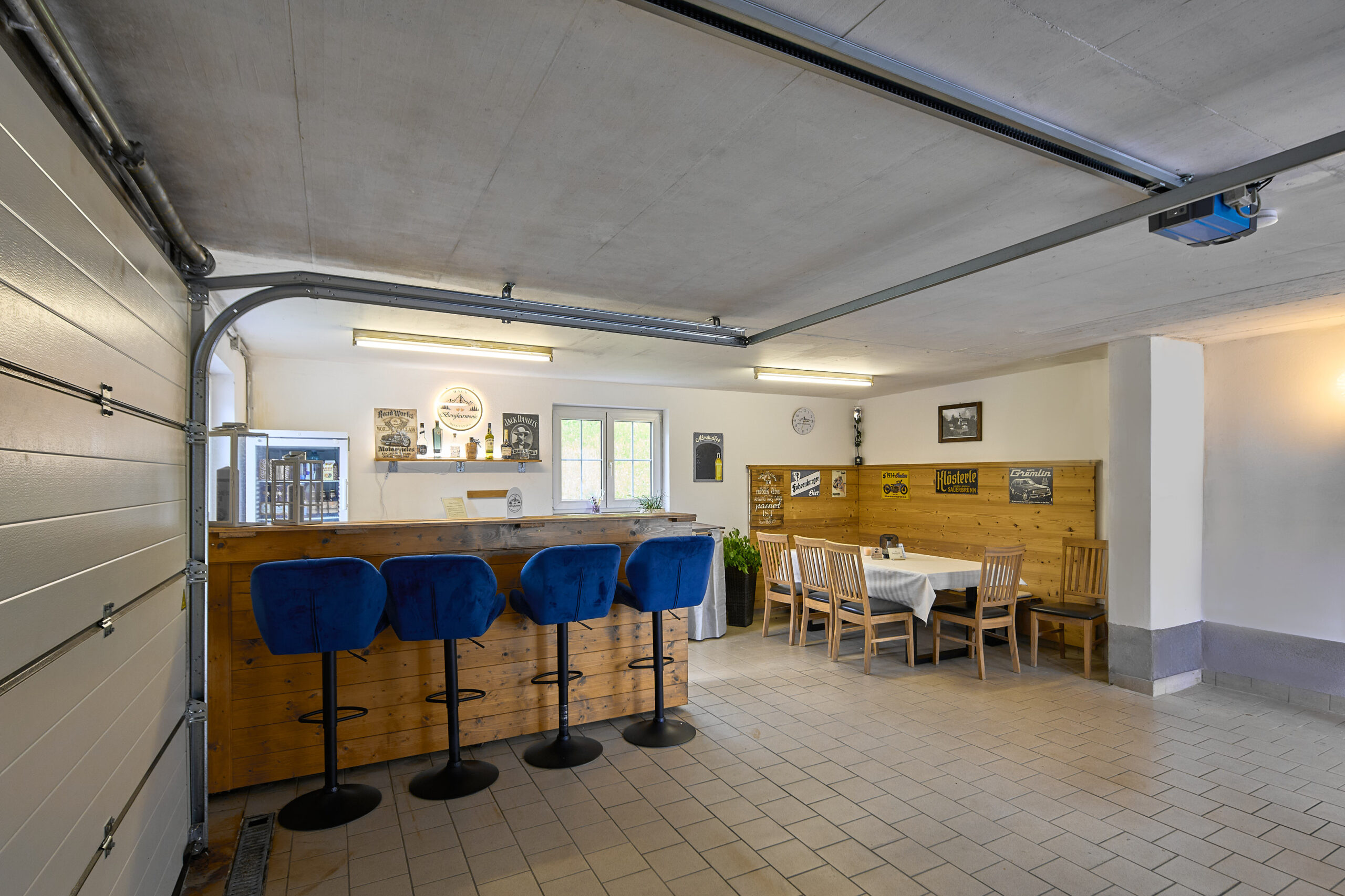 haus-bergharmonie-garage-aufenthaltsraum-bar-sitzbereich-montafon (2)