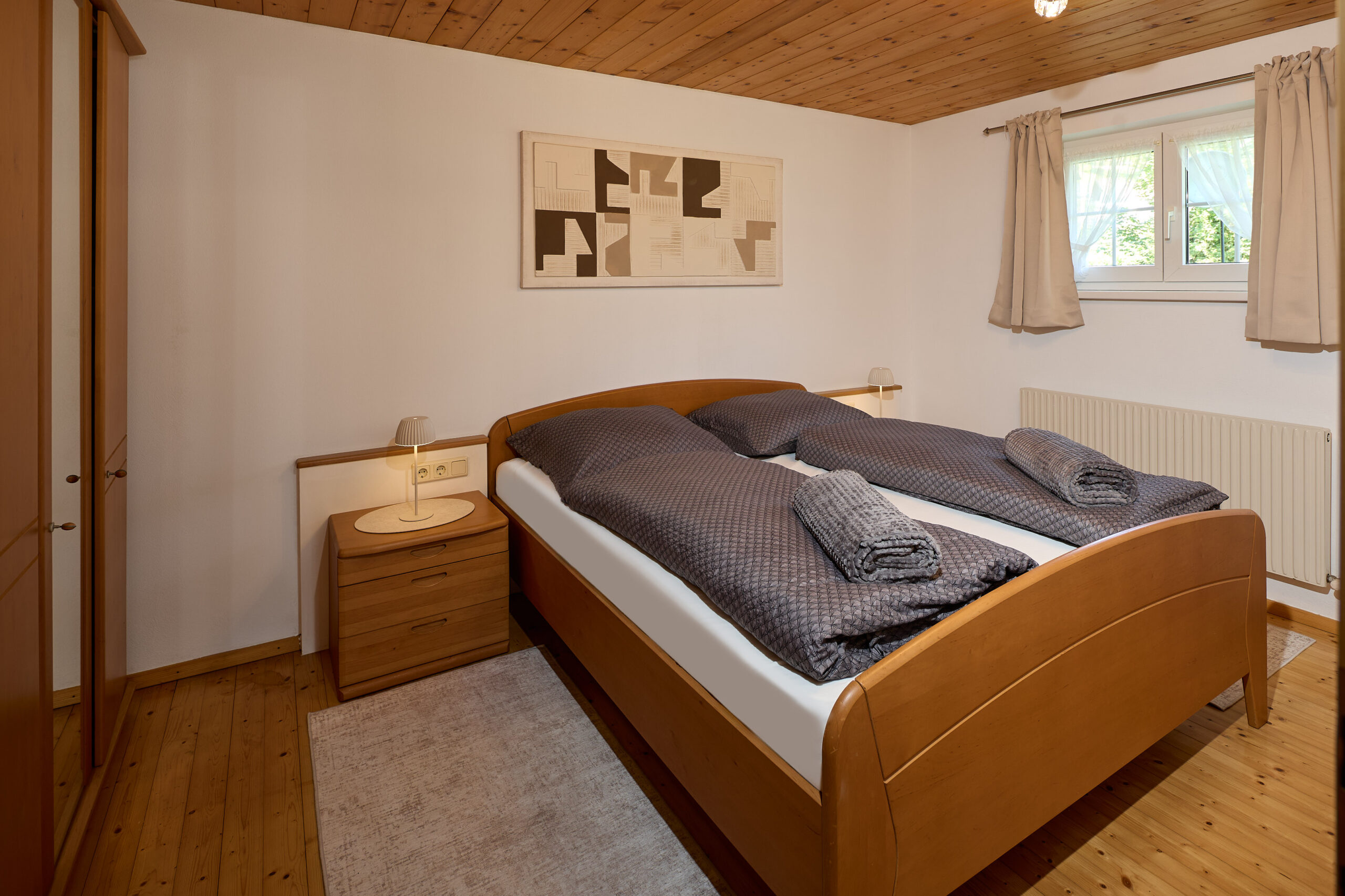 schlafzimmer-doppelbett-garten-appartement-haus-bergharmonie-tschagguns-montafon