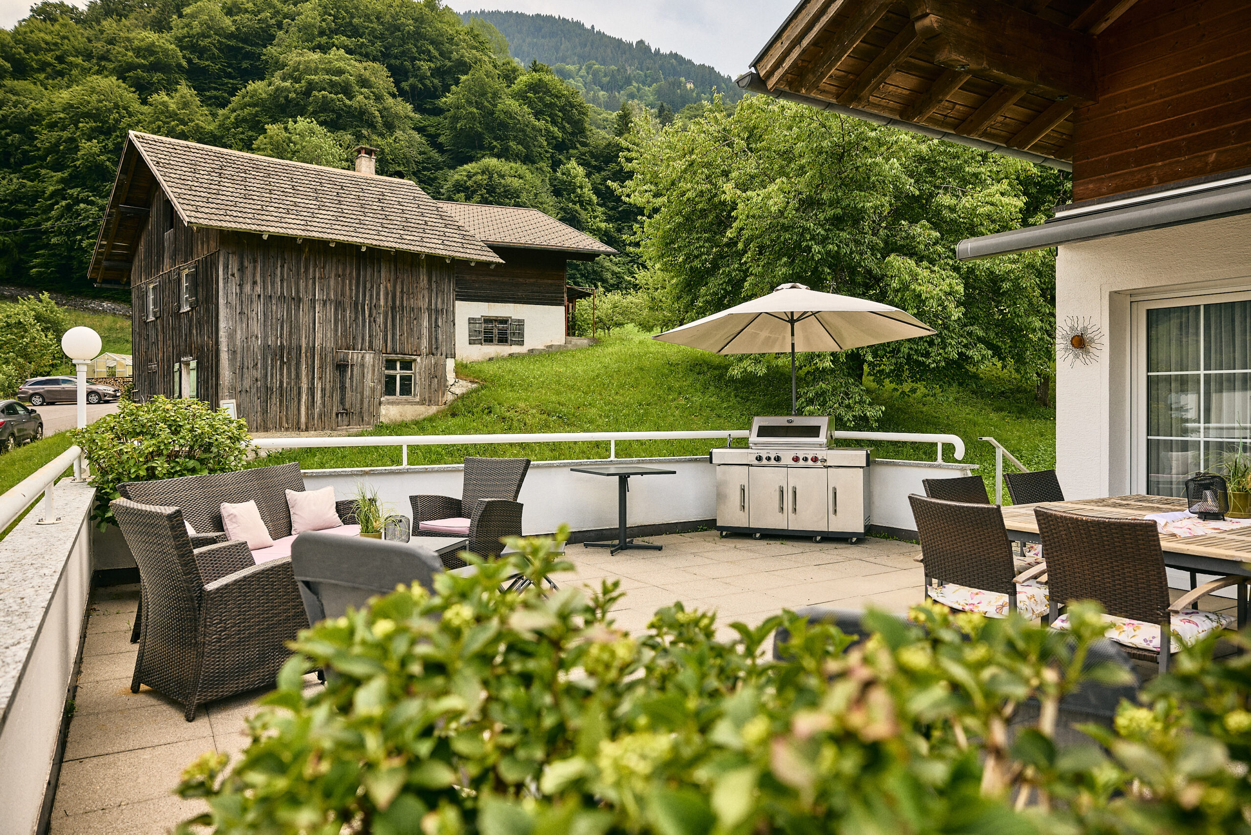 terrasse-loungebereich-grill-bergpanorama-panorama-blick-haus-bergharmonie-tschagguns-montafon-02