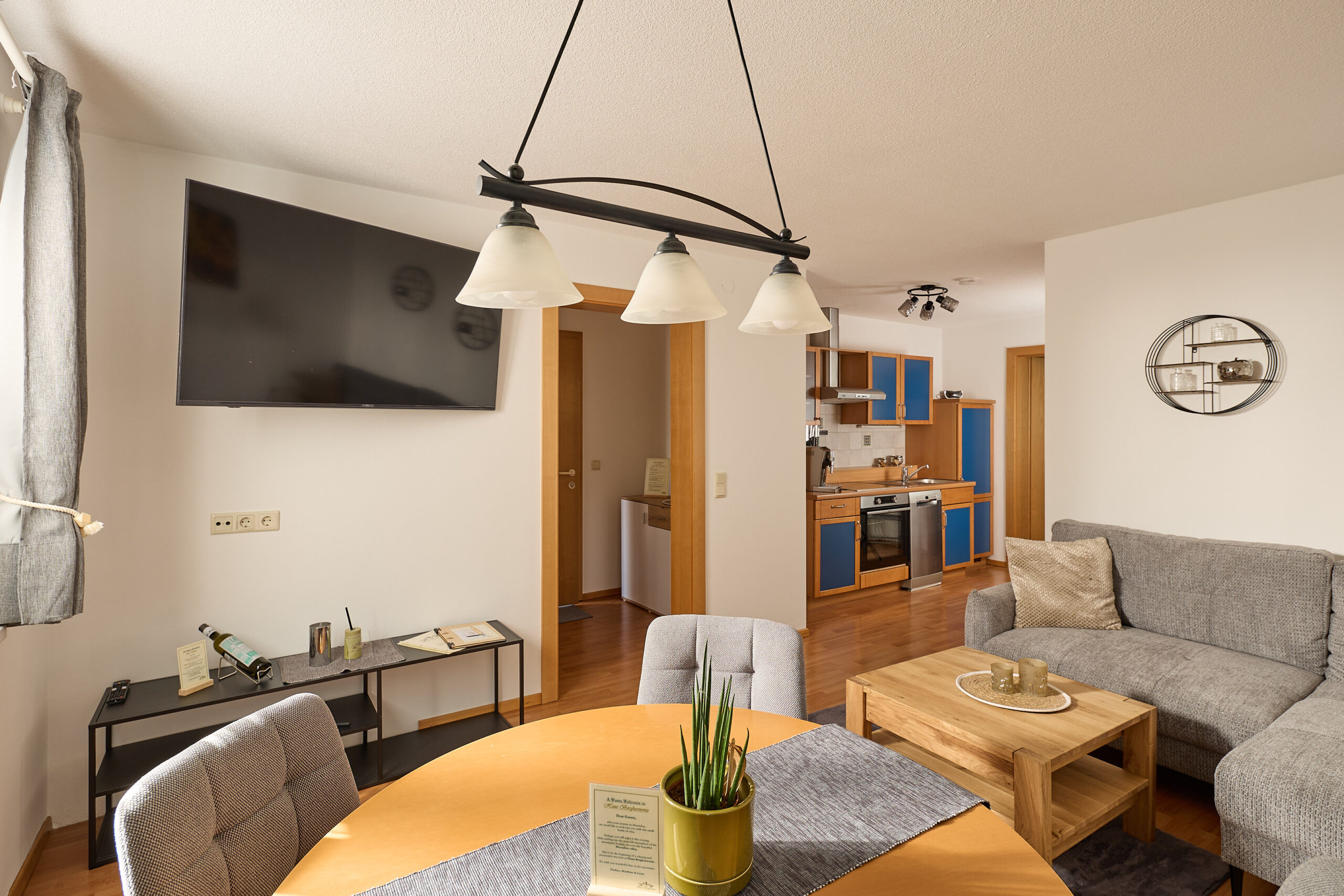 wohnzimmer-esstisch-couch-garten-appartement-haus-bergharmonie-tschagguns-montafon-01