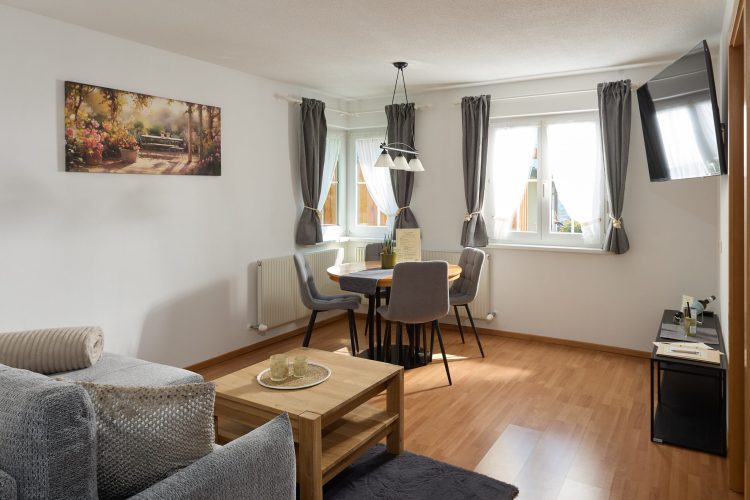 Essbereich-garten-appartement-haus-bergharmonie-tschagguns-montafon