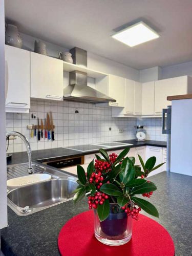 Küche Ferienwohnung Haus Bergharmonie Tschagguns Montafon – moderne Küche mit Kaffeevollautomat und allen Geräten