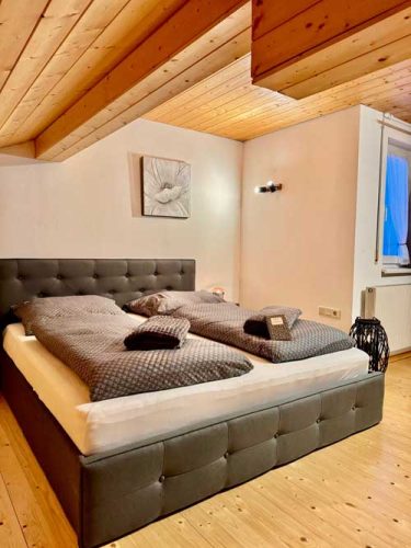 Schlafzimmer der Ferienwohnung Haus Bergharmonie Tschagguns Montafon – Doppelbett mit frischer Bettwäsche