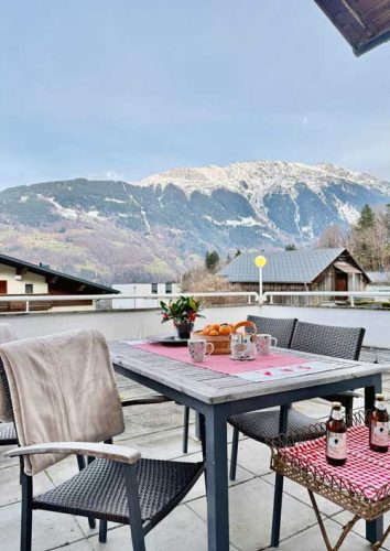 Sonnenterrasse Ferienwohnung Haus Bergharmonie Tschagguns Montafon – großzügige Terrasse mit Bergblick und Lounge
