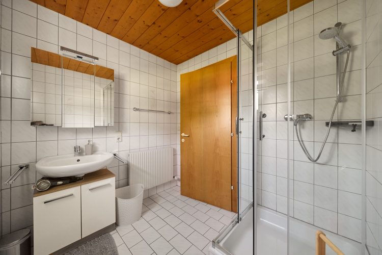 badezimmer-dusche-garten-appartement-haus-bergharmonie-tschagguns-montafon
