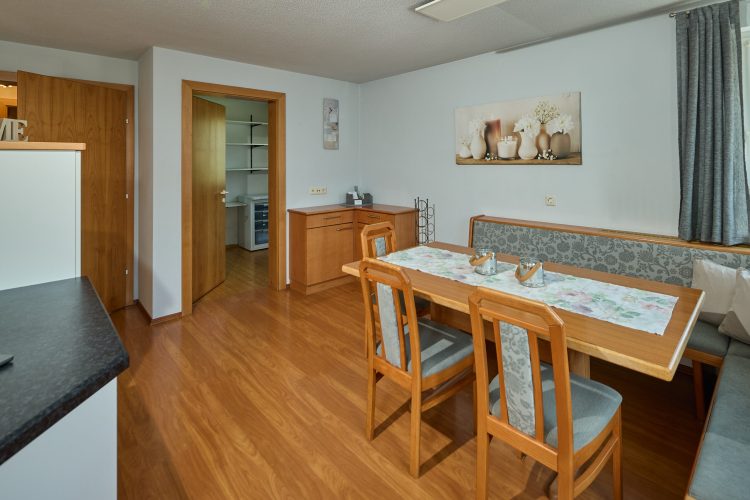 essbereich-sideboard-abstellraum-panorama-blick-haus-bergharmonie-tschagguns-montafon-05