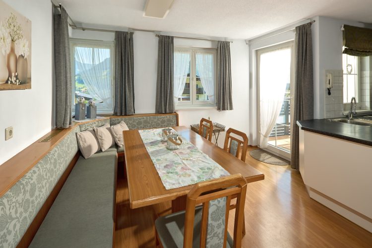 essecke-eckbank-balkontuer-panorama-blick-haus-bergharmonie-tschagguns-montafon-01 (1)