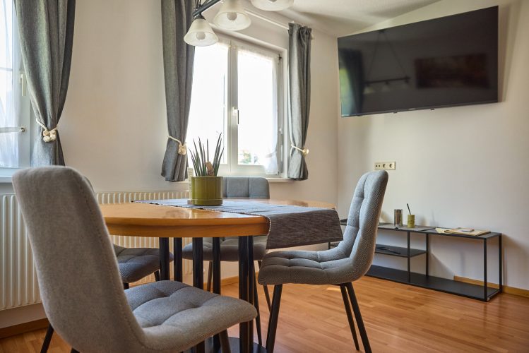 esstisch-fernseher-wohnzimmer-garten-appartement-haus-bergharmonie-tschagguns-montafon