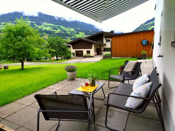 garten-bergblick-sommertag-haus-bergharmonie-tschagguns-montafon
