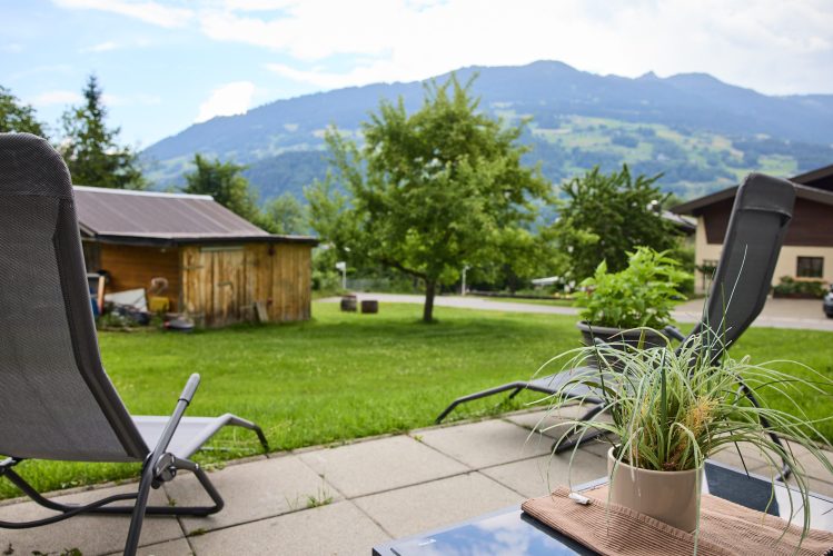 gartenblick-liegestuhl-berge-garten-appartement-haus-bergharmonie-tschagguns-montafon