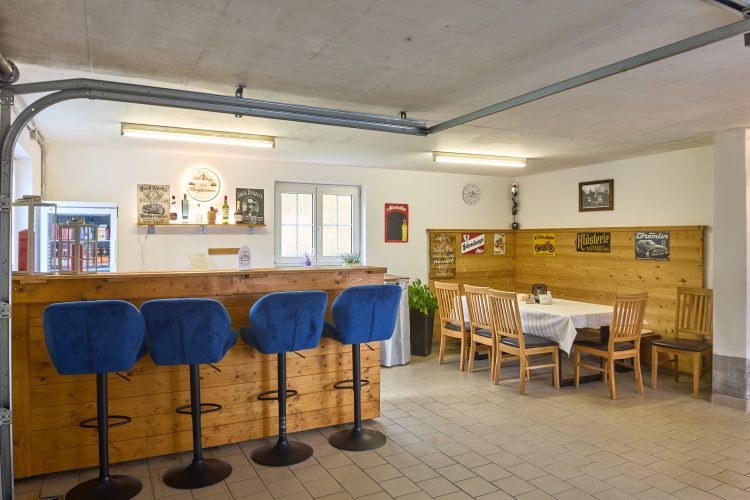 haus-bergharmonie-garage-aufenthaltsraum-bar-sitzbereich-montafon (3)