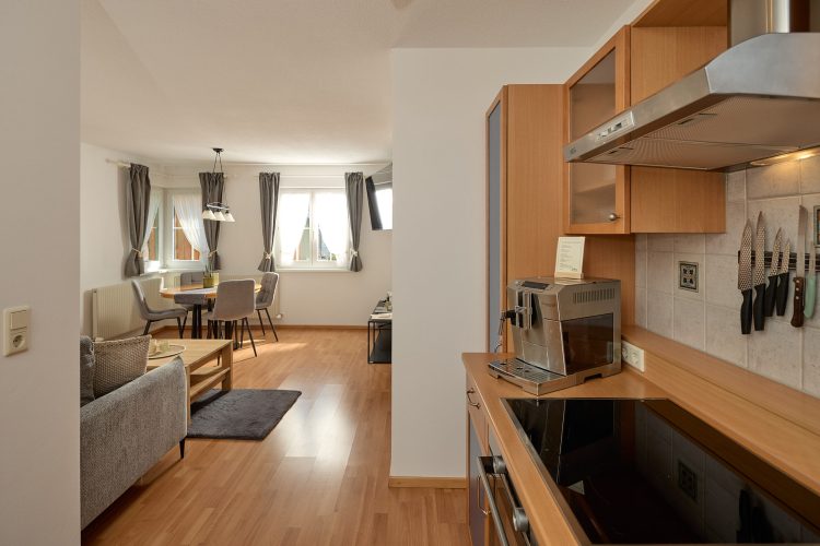 kueche-kaffeevollautomat-essbereich-garten-appartement-haus-bergharmonie-tschagguns-montafon-02