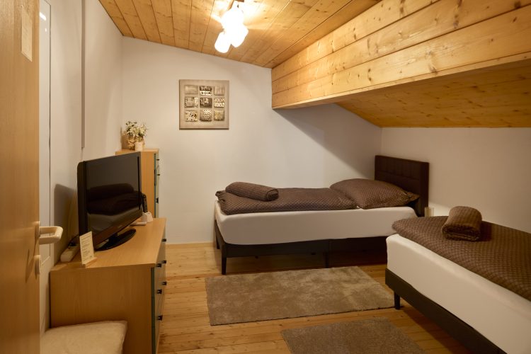 schlafzimmer-einzelbetten-panorama-blick-haus-bergharmonie-tschagguns-montafon
