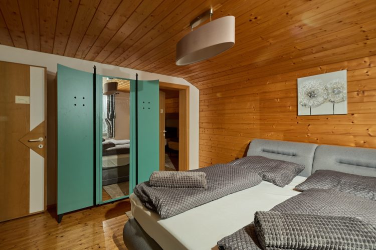 schlafzimmer-kleiderschrank-durchgang-panorama-blick-haus-bergharmonie-tschagguns-montafon-