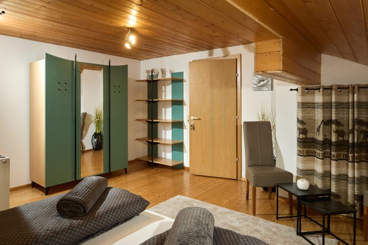 schlafzimmer-kleiderschrank-regal-panorama-blick-haus-bergharmonie-tschagguns-montafon