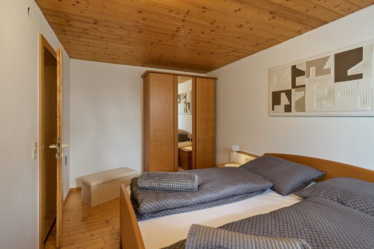 schlafzimmer_garten-appartement-haus-bergharmonie-tschagguns-montafon