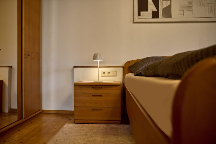 schlafzimmer_garten-appartement_haus-bergharmonie-tschagguns-montafon-02