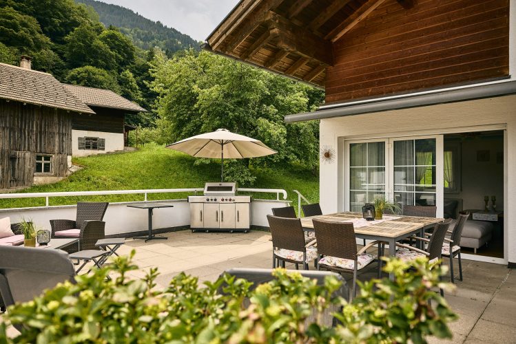 terrasse-liegestuhl-esstisch-aussicht-panorama-blick-haus-bergharmonie-tschagguns-montafon