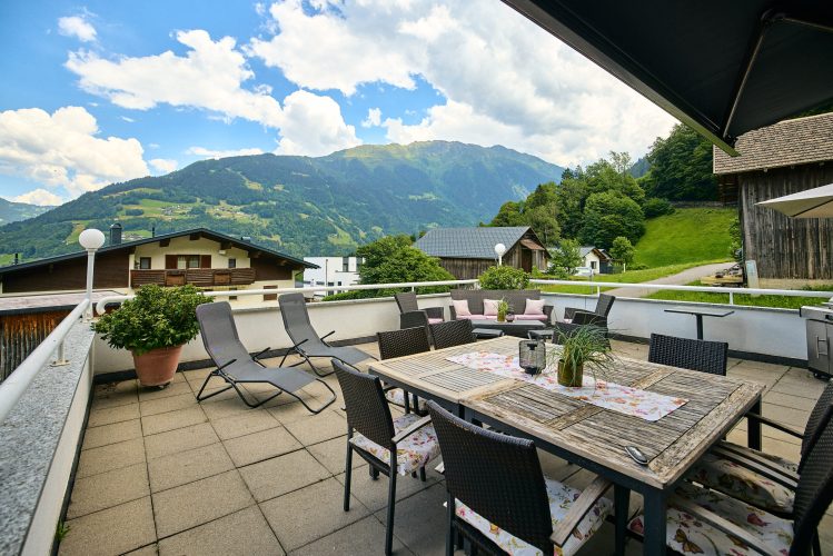 terrasse-loungebereich-grill-bergpanorama-panorama-blick-haus-bergharmonie-tschagguns-montafon