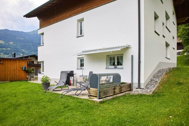 terrasse-markise-grill-loungemoebel-garten-appartement-haus-bergharmonie-tschagguns-montafon-03
