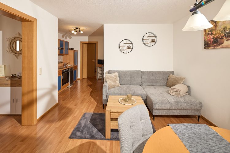 wohnzimmer-esstisch-couch-garten-appartement-haus-bergharmonie-tschagguns-montafon-02